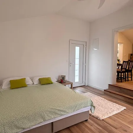Apartment House Roza With 2 Trogir