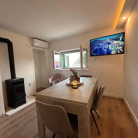 House Roza With 2 Apartment