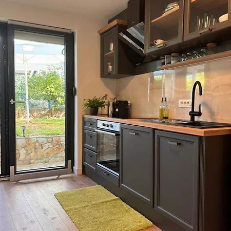Apartment House Roza With 2 Trogir
