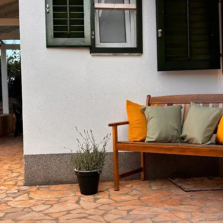 Apartment House Roza With 2 Trogir